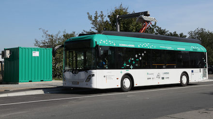 Das Schnell- bzw. Pulsladesystem von M&P Motion Control and Power Electronics lädt E-Busse mit bis zu 500 kW innerhalb kürzester Zeit leise und netzschonend auf.