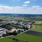 Blick auf Fuchstal mit der PV-Freiflächenanlage und dem kommunalen Windpark.