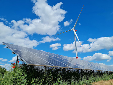 ABO Wind hat jetzt bei der vierten Innovationsausschreibung der Bundesnetzagentur den Tarifzuschlag für zwei Hybridprojekte erhalten