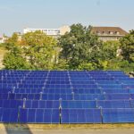 Diese Solarthermieanlage in Berlin dient der Anhebung der Rücklauf­temperatur einer Fernwärmetrasse.