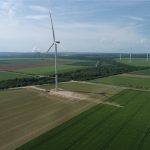 Eine der beiden Anlagen des Windparks Jülich-Bourheim nach der Inbetriebnahme. Zusammen erzeugen sie klimafreundlichen Strom für mehr als 7.700 Haushalte.