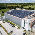 Beeindruckende Technik auf imposantem Areal: Deutschlands aktuell größte Solarthermie-Dachanlage und die neue Energiezentrale einträchtig nebeneinander.