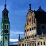 Im Dunkeln ist gut munkeln: Auf die Fassadenbeleuchtung an historischen Gebäuden wie dem Rathaus oder dem Perlachturm wird in Augsburg ab sofort verzichtet.