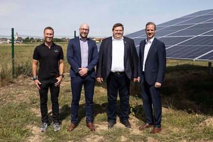 In Röthlein bei Schweinfurt nahm der Stadtwerke-Zusammenschluss Ökostrom Franken das erste gemeinsame Solarkraftwerk in Betrieb.