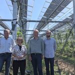 Klimaschutzministerin Katrin Eder beim Besuch der Agri-PV Anlage in Grafschaft.