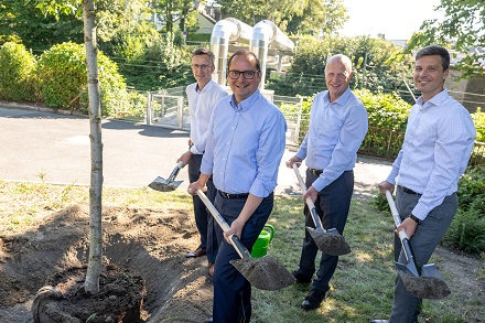 Mit einer gemeinsamen Pflanzung wurde der Abschluss des Projekts Osttrasse gefeiert.