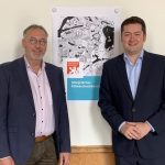 Zwei Männer vor einem Plakat: Oberbürgermeister Thorsten Kornblum und Umweltdezernent Holger Herlitschke (links) bei der Vorstellung des Konzepts.