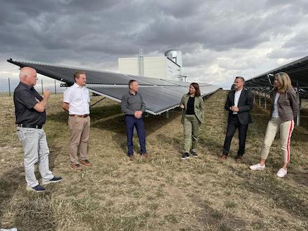 Anja Siegesmund (4.v.l.) beim Besuch des Solarthermieparks in Mühlhausen.