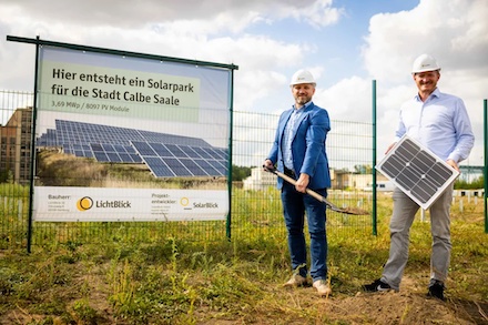 Calbe: Spatenstich für den ersten LichtBlick-Solarpark.