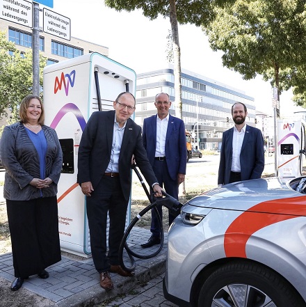 Am Parkplatz P 4 am Mannheimer Hauptbahnhof ist ein neuer Schnellladepark in Betrieb.