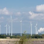 Windräder vor dem Kraftwerk Jänschwalde in der Lausitz.