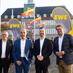 Die Projektpartner für das H2-Projekt vor dem Emder Rathaus am Delft.