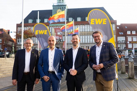 Die Projektpartner für das H2-Projekt vor dem Emder Rathaus am Delft.