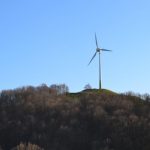 Wie einst auf dem Hügel Golgatha streckt die Windkraftanlage Grüner Heiner ihre Windräder gen Himmel und harrt der Transsubstantiation in eine leistungsfähigere Anlage.