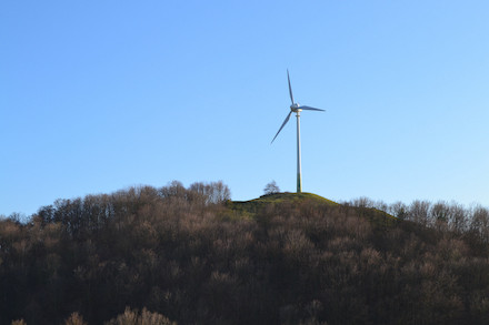 Wie einst auf dem Hügel Golgatha streckt die Windkraftanlage Grüner Heiner ihre Windräder gen Himmel und harrt der Transsubstantiation in eine leistungsfähigere Anlage.