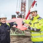 Anna-Lena Riotte von den Stadtwerken Lübeck und Harmen Mehrdorf von der STAWAG eröffnen den Windpark Bokel.