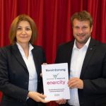 enercity-CEO Susanna Zapreva und Bürgermeister Helge Zychlinski unterzeichneten den Vertrag für die smarte Straßenbeleuchtung in Wedemark.