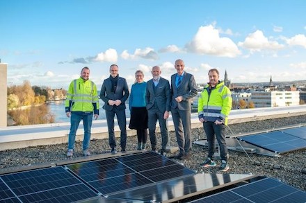 Gemeinsamen Inbetriebnahme der neuen Photovoltaik-Anlage auf dem Dach des Bodenseeforums Konstanz und der IHK Hochrhein-Bodensee.