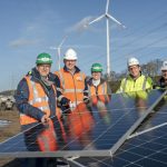 Begutachtung der bifazialen Module der entstehenden Photovoltaik-Anlage im Tagebau Garzweiler bei Bedburg.