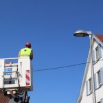 Angestellter der Stadtwerke Tübingen erweitert die intelligente Straßenbeleuchtung in der Weststadt.