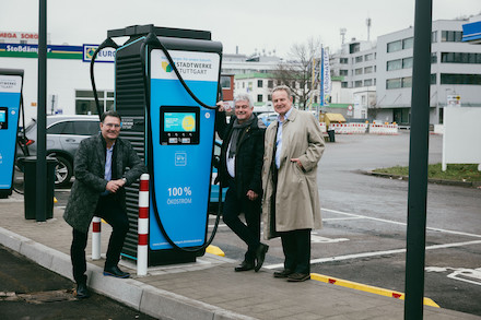 Inbetriebnahme des Schnellladeparks auf dem Gelände des SVG-Autohofs in Stuttgart-Wangen .