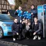 Das Team Elektromobilität der SWB weiht den 222. Ladepunkt ein.