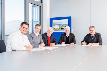 Vertragsunterzeichnung für den geplanten Windpark bei Linach im Schwarzwald.