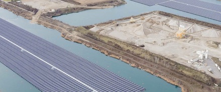 Schwimmender Solarpark in der niederösterreichischen Marktgemeinde Grafenwörth.