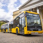 Gelenkbus vor dem Hessischen Landesarchiv in Darmstadt.