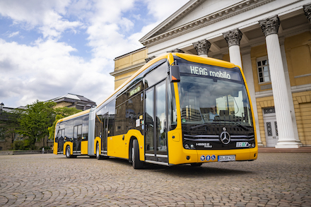 Gelenkbus vor dem Hessischen Landesarchiv in Darmstadt.