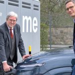 Wirtschaftsminister Jörg Steinbach (l.) und BLB-Geschäftsführer Frank Duckwitz nahmen Schnellladestation in Betrieb.