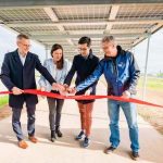 Der erste Solardach-Radweg Deutschlands mit einer Länge von 300 Metern wurde in Freiburg eingeweiht.