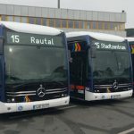 Drei Elektrobusse vor dem Bus-Depot der Stadtwerke Jena.