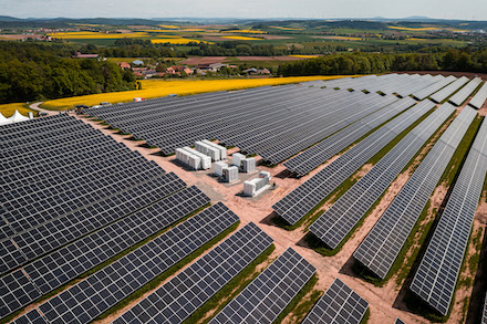 Der vierte PV-Park von Abo Wind nutzt einen Batteriegroßspeicher von Rolls-Royce.