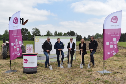 Ofizieller Spatenstich zum Bau der PV-Freiflächenanlage in Landsberg-Friedheim.