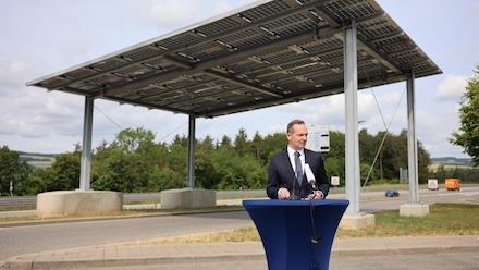 Volker Wissing schaut sich das Solardach an