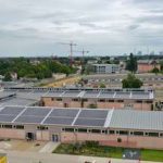 Blick von oben auf die Photovoltaikanlage auf dem Dach der U-Halle im Spinellipark der BUGA 23.