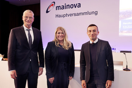 Der Mainova-Vorstandsvorsitzende Dr. Constantin H. Alsheimer (l.) mit dem neu gewählten Aufsichtsratsvorsitzenden Oberbürgermeister Mike Josef (r.) und dessen Vorgängerin Stephanie Wüst