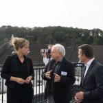 Mona Neubaur (l.) bei der Besichtigung der Klimaschutzsiedlung in Wuppertal-Sonnborn.