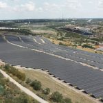 Iqony Solar Energy Solutions baut Solarpark mit einer Leistung von 37 Megawatt peak auf einem ehemaligen Tagebaugelände.