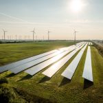 TEE übernimmt den zehn MWp großen Solarpark Nauen in der Nähe einer Bahnstrecke.