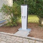 Ladesäulenfundament EK980 mit installierter Ladesäule.