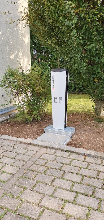 Ladesäulenfundament EK980 mit installierter Ladesäule.