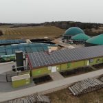 Großbardorfer Heizzentrale und Biogasanlage mit Haselnussplantage und Photovoltaik-Dachanlage.