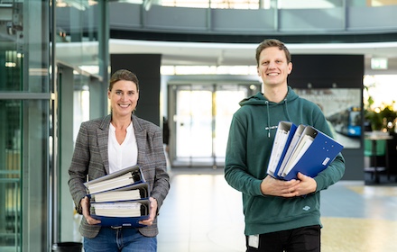 Viele Aktenordner für ein Windenergieprojekt: Janine Rose und Philipp Richter von den Stadtwerken Münster haben den Antrag für drei Anlagen in Dülmen-Rödder eingereicht. 