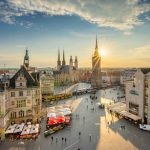 Blick vom Ratshof auf den Marktplatz der Großstadt an der Saale.