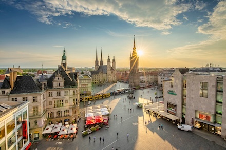 Blick vom Ratshof auf den Marktplatz der Großstadt an der Saale.