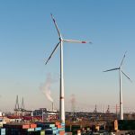 Der Hamburger Hafen will vermehrt mit dem neugegründeten Joint Venture Erneuerbare Hafenenergie Hamburg vermehrt auf erneuerbare Energien setzen.