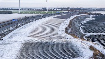 Nach nur rund fünfmonatiger Bauzeit hat die Agri-PV-Anlage von RWE im Rheinischen Revier erstmals Ökostrom ins Netz eingespeist.