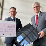 Land unterstützt ISFH mit zwölf Millionen Euro: Wissenschaftsminister Falko Mohrs (l.) übergibt den Förderbescheid an Prof. Dr. Rolf Brendel.